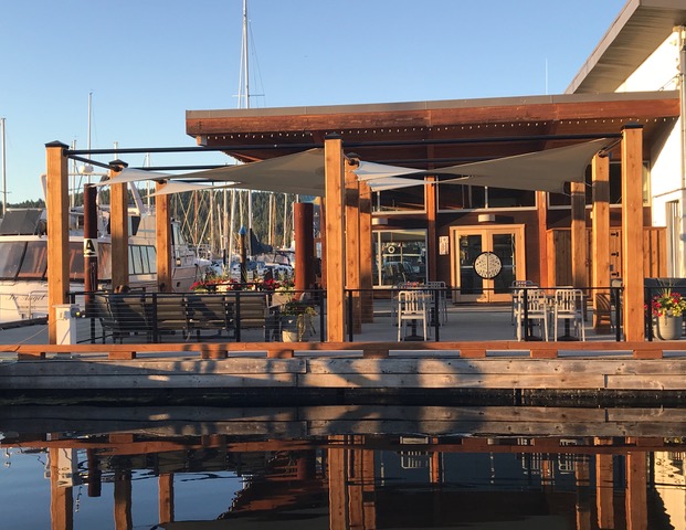 La Costa's patio at Oyster Bay Marina